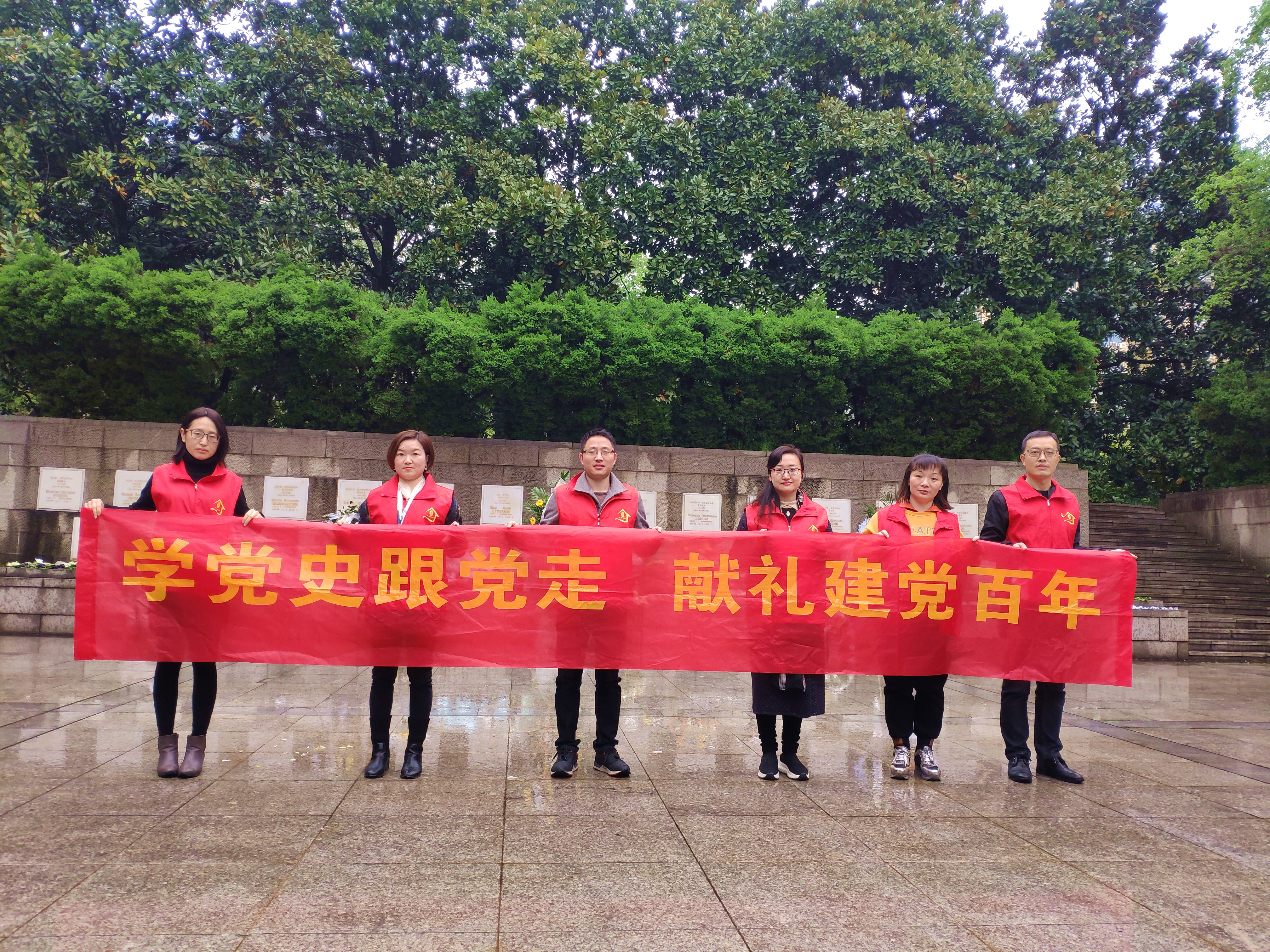 學黨史，祭英烈，憶初心 ——東信醫(yī)藥黨員代表向蘇聯(lián)空軍志愿隊烈士...