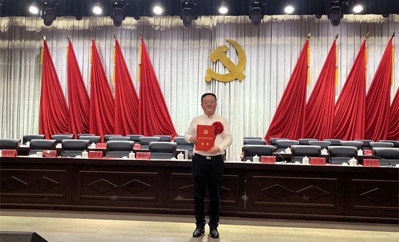 喜報！東信醫(yī)藥總經(jīng)理李建軍榮獲“區(qū)優(yōu)秀共產(chǎn)黨員”稱號